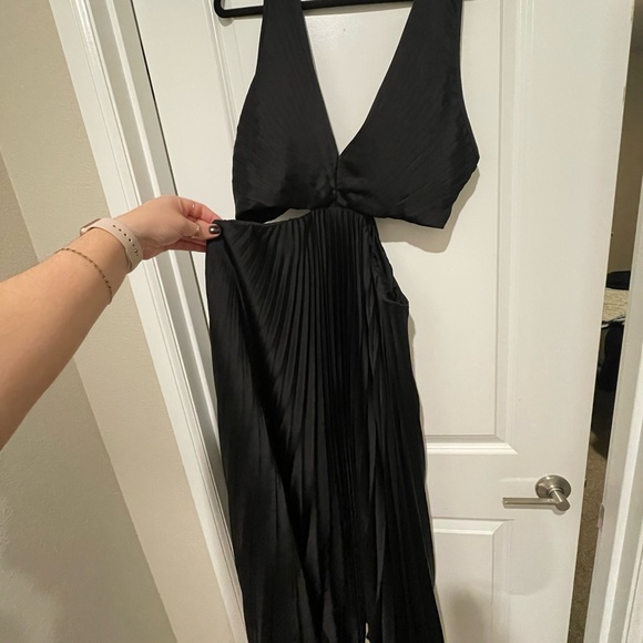 The A&F Giselle Pleated Cut Out Maxi Dress - Picture 4 of 5